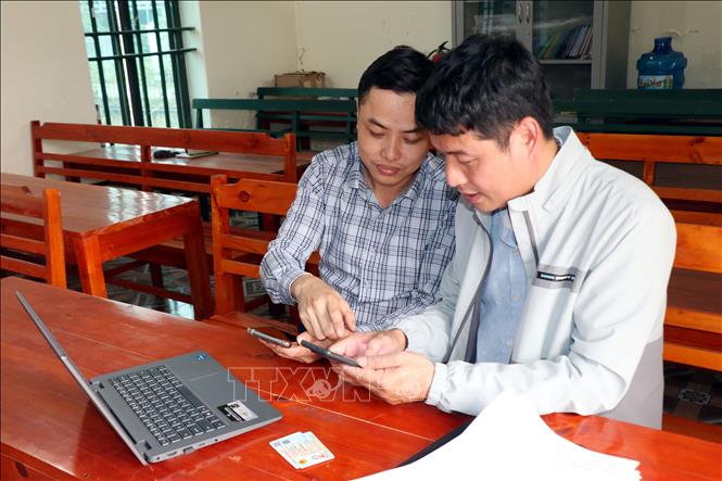 Người dân thôn Đồng Tâm, xã Cúc Phương (Ninh Bình) có thể dễ dàng truy cập các ứng dụng trên điện thoại thông minh để thực hiện các thủ tục dễ dàng. (Ảnh: Nguyễn Lành/TTXVN)
